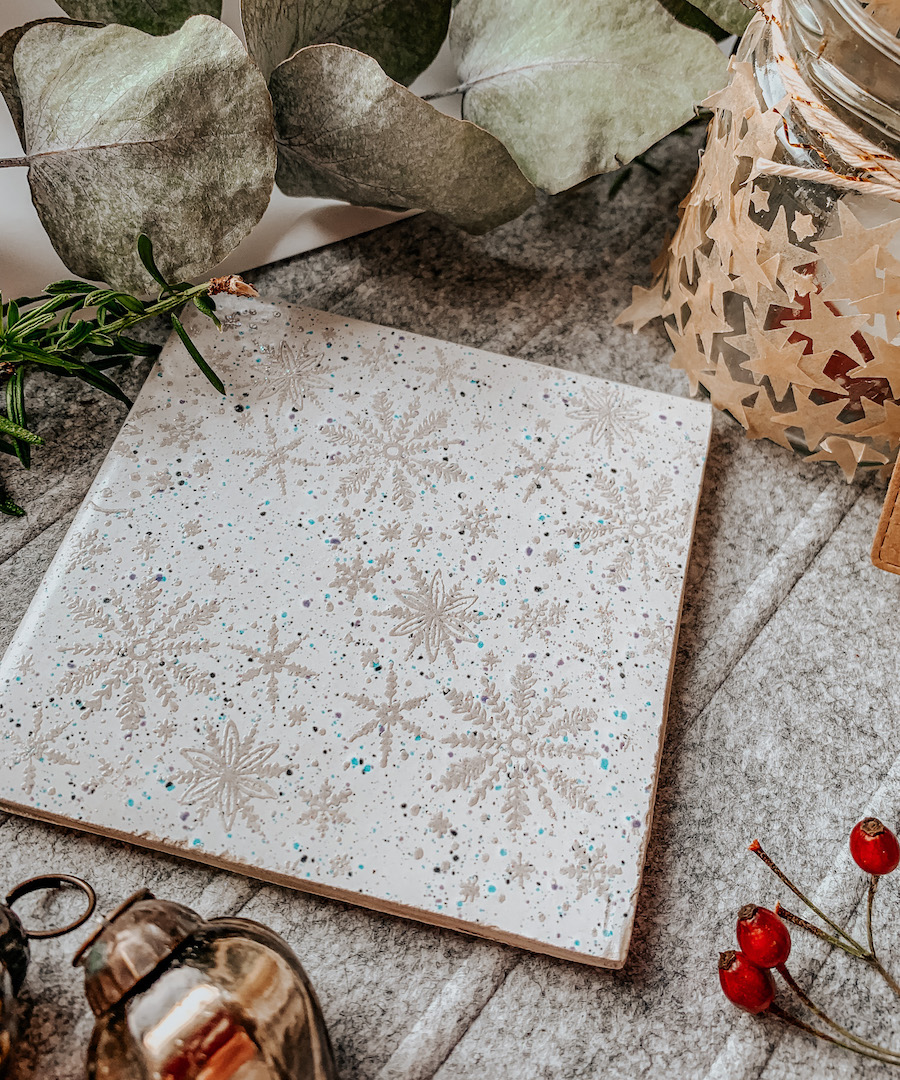 mit Schneeflocken embosste Kacheln